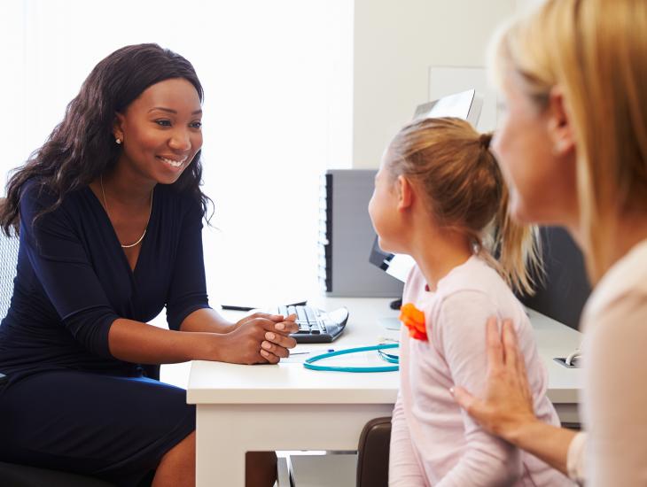 Een moeder met een jonge dochter is op bezoek bij de huisarts.
