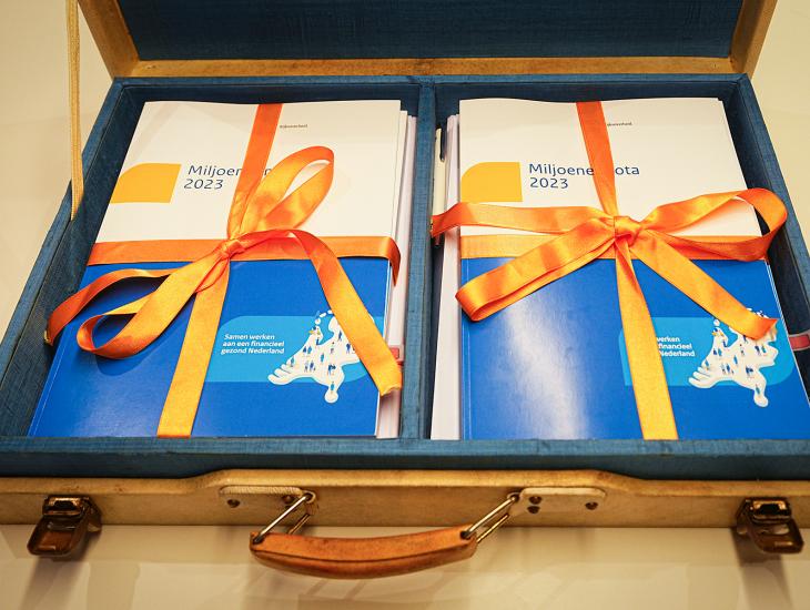 Het koffertje van de minister van Financiën met daarin de Miljoenennota voor 2023